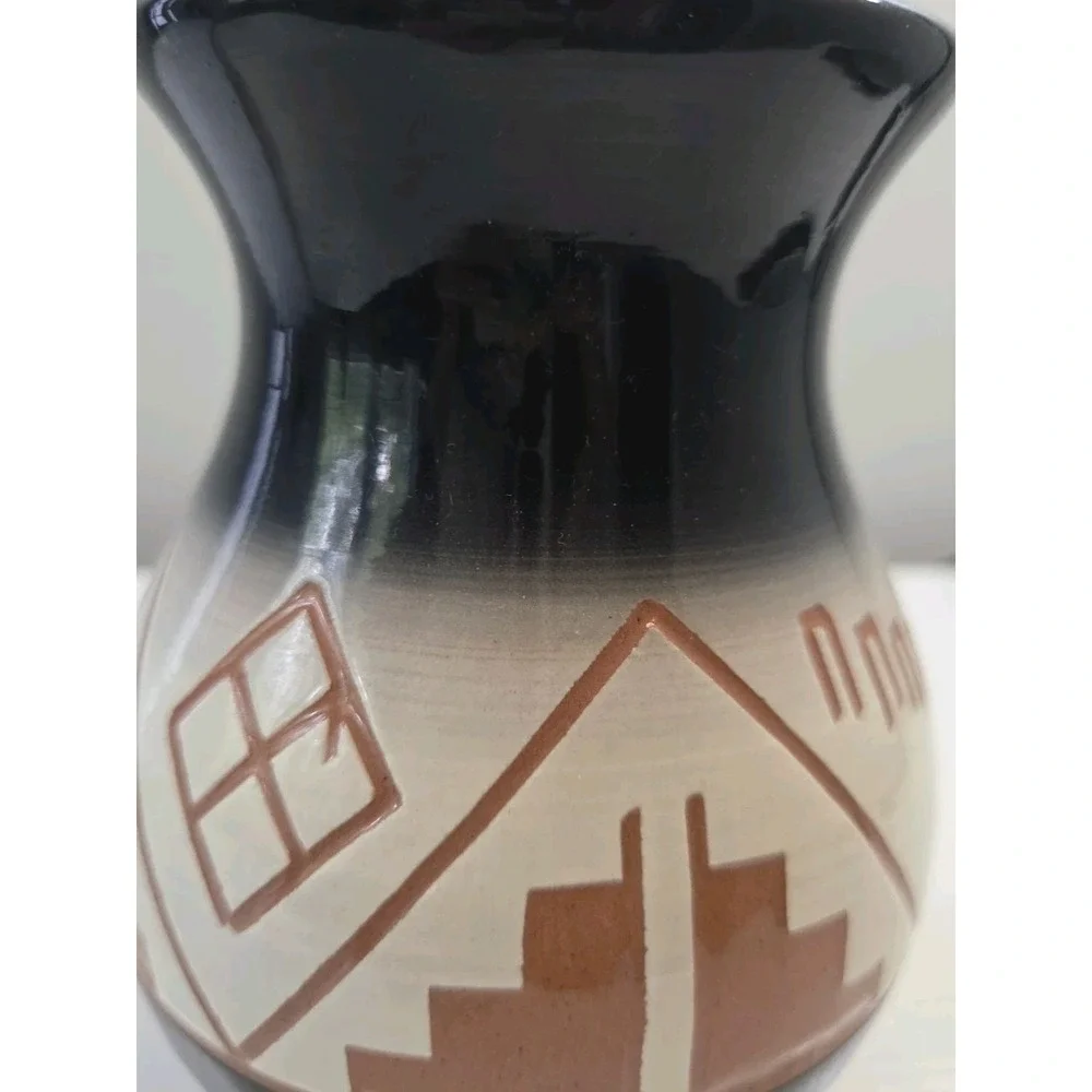 Small‎ Glazed Native American Pottery Geometric Design Signed